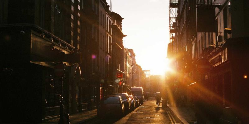 专业运动商城如何打造极致户外体验：露营装备与登山用品的双重优势解析