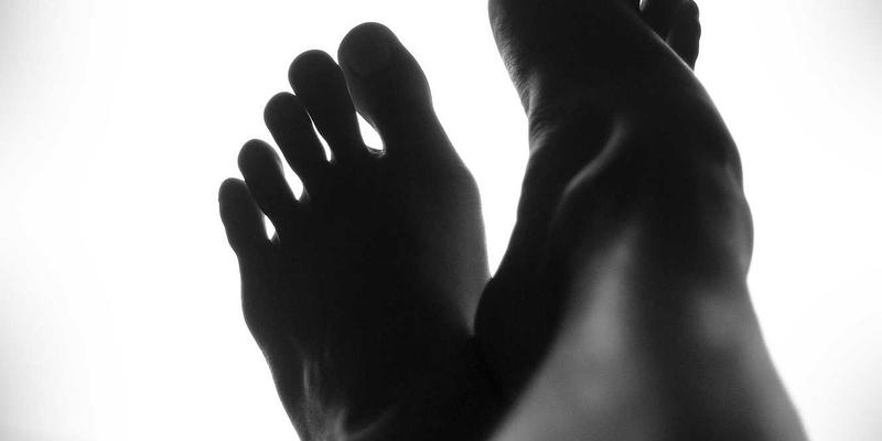 体育用品与户外运动装备选购指南：TPE、天然橡胶与PVC瑜伽垫的防滑性、环保性与耐用性深度对比