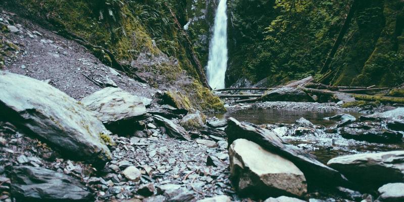 越野跑背包水袋系统与背负科技全解析：从3升到10升，如何根据距离与补给需求选择户外运动装备