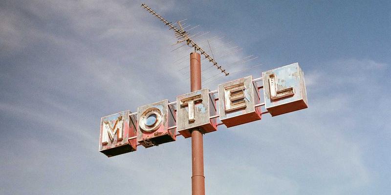 运动商城专业解析：登山杖碳纤维vs铝合金，轻量与耐用的终极权衡